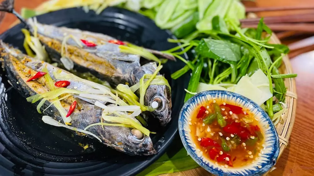 Du khách đến Tuy Hòa có thể đổi gió bằng món cá hấp cuốn bánh tráng đặc trưng