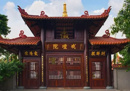Cổng tam quan ở chùa Huệ Nghiêm