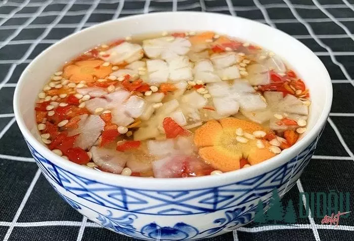 Làm đồ chua cho món bún chả Hà Nội