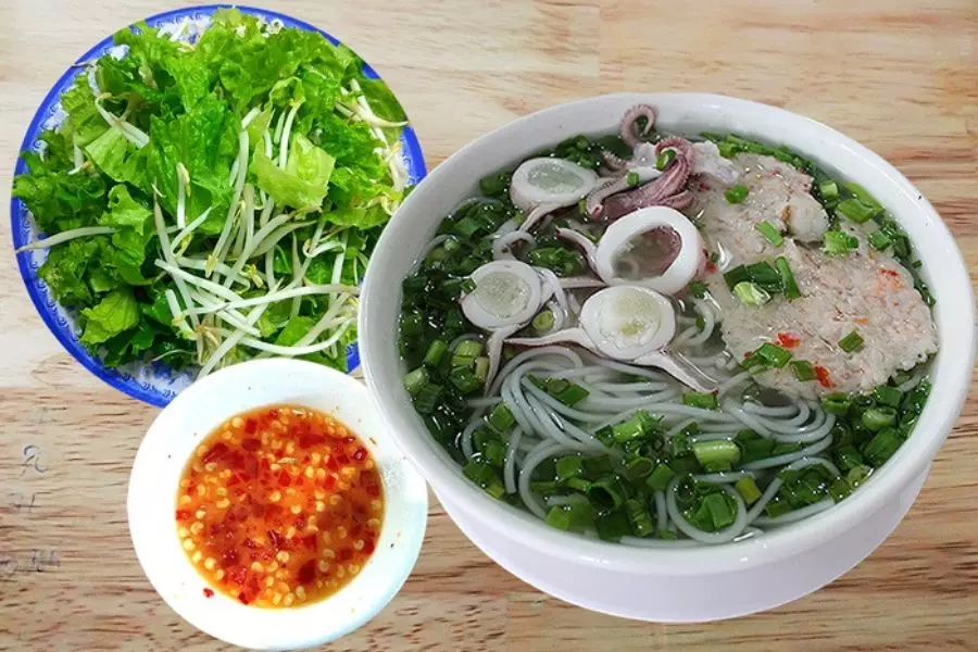 Món bánh đúc lá dứa thơm, dẻo, mềm mịn