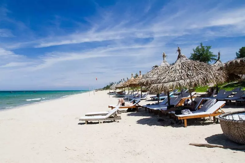 Biển Cửa Đại mang vẻ đẹp hoang sơ, sạch sẽ là một trong những bãi biển đông du khách nước ngoài nhất Việt Nam