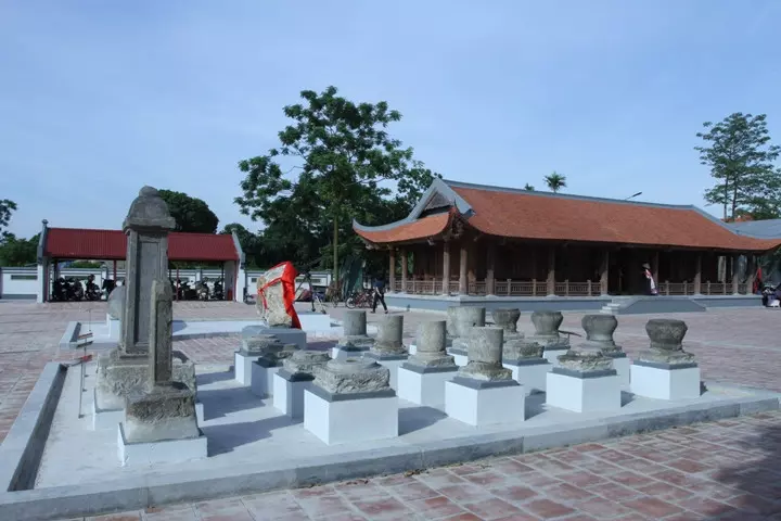 Nhiều hiện vật đá của ngôi chùa xưa được trưng bày ngoài trời.