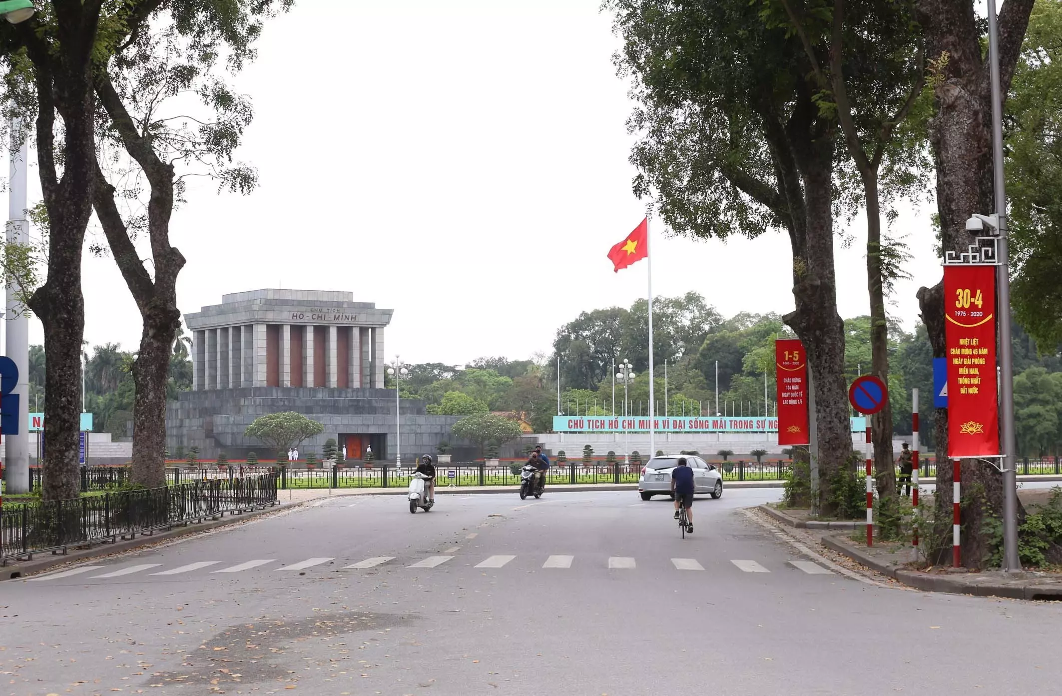 Băng rôn chào mừng 45 năm Thống nhất đất nước trên đường Điện Biên Phủ, phía trước Lăng Chủ tịch Hồ Chí Minh.