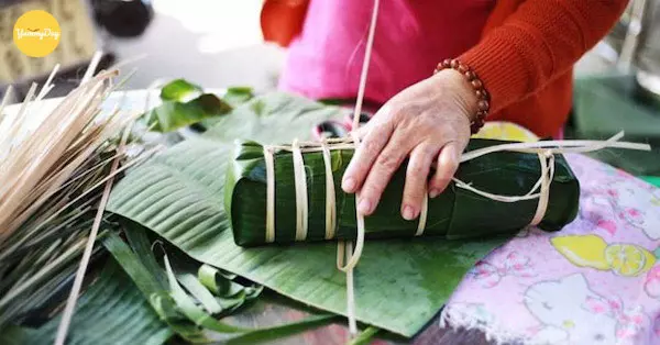 Gói bánh Tét cần một chút khéo léo nè!