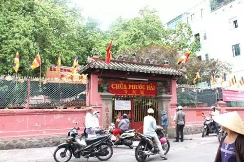 Trước cửa chùa Phước Hải