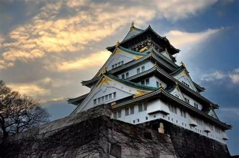 Lâu đài Osaka thể hiện sự nguy nga và tráng lệ