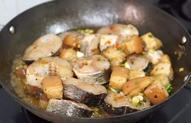 Để món cá kho tiêu thêm béo ngậy, bạn có thể sử dụng thêm thịt như công thức kho cá lóc này