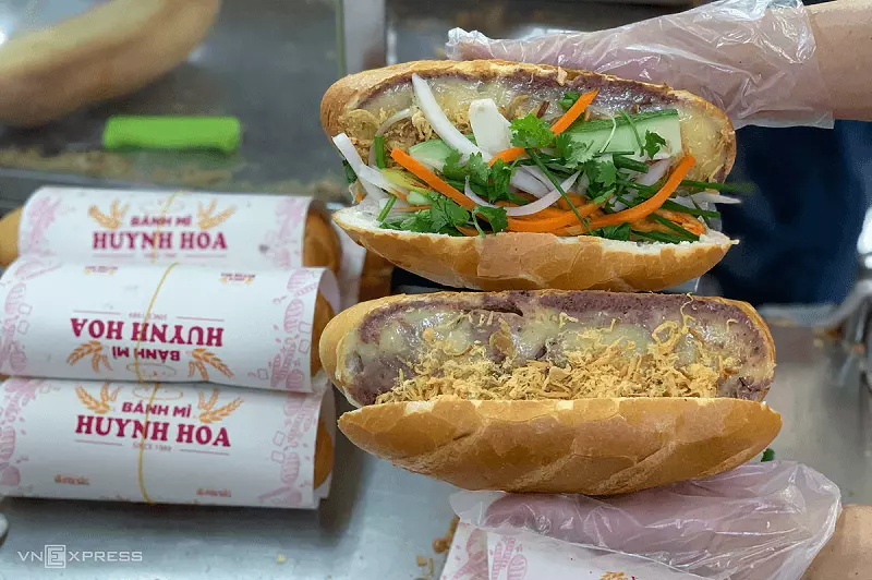 Bánh mì Huỳnh Hoa: Địa điểm ăn uống Sài Gòn.