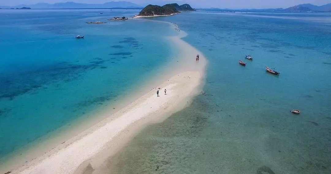 Đảo Điệp Sơn ở Nha Trang có con đường đi bộ trên biển siêu độc lạ