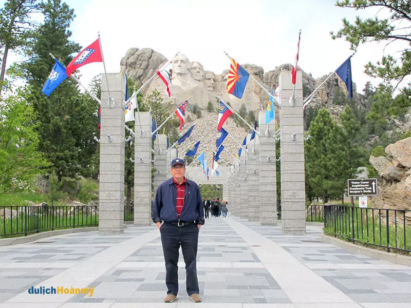 địa điểm nổi tiếng ở mỹ - Ông Nguyễn Thế Khải - giám đốc Du lịch Hoàn Mỹ trong chuyến khảo sát tour Mỹ mới tại núi tổng thống Mount Rushmoore