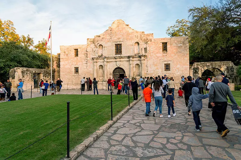 địa điểm nổi tiếng ở mỹ - Hình ảnh du khách đến tham quan tại The Alamo, San Antonio. (ảnh minh họa)