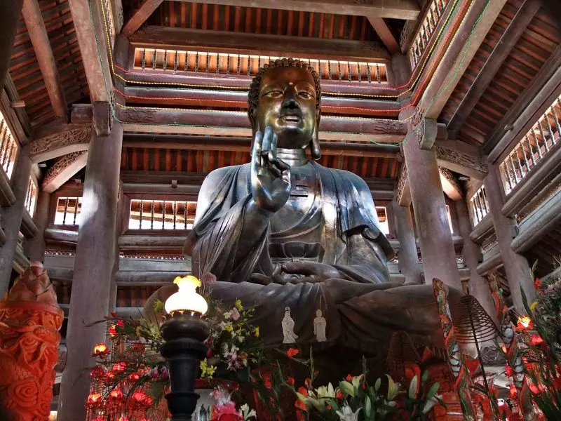 Tượng Phật A Di Đà lớn ngay giữa chính điện