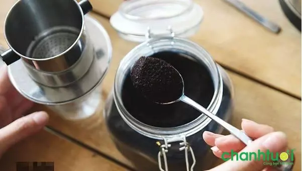 Đánh tan cà phê với đường để tạo thành hỗn hợp sệt, dẻo