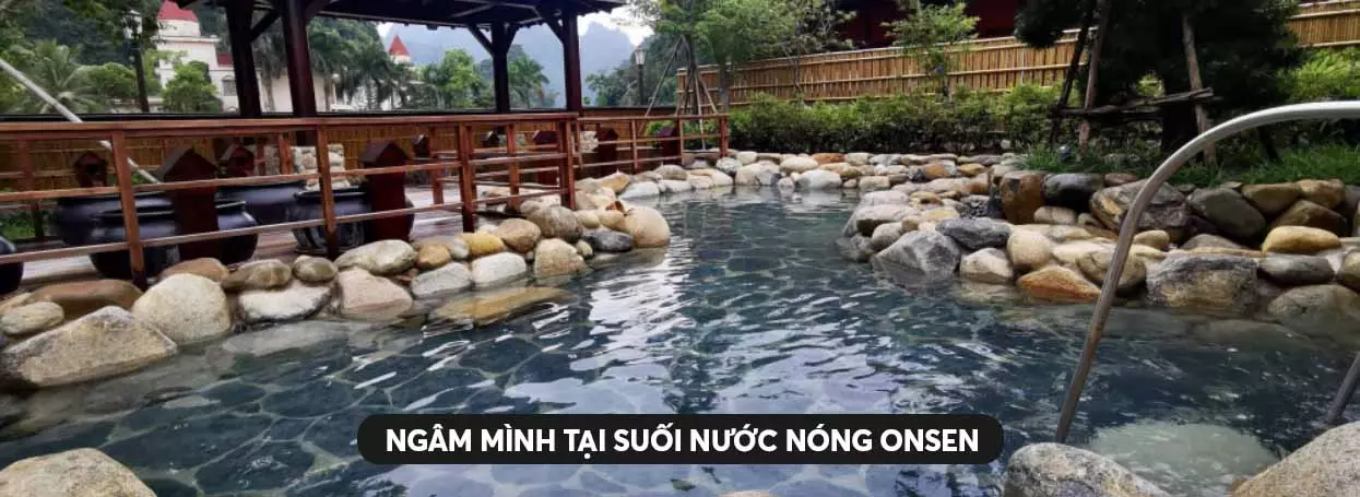 Ngâm mình tại suối nước nóng Onsen