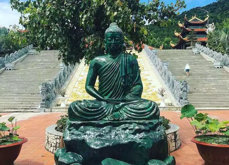 Tượng Phật đá cẩm thạch tại chùa Hộ Quốc