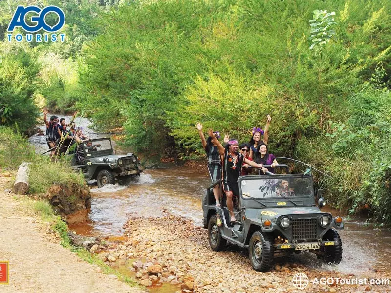 Du khách trải nghiệm đi xe Jeep để khám phá cánh rừng thông nguyên sinh tại khu du lịch Làng Cù Lần Đà Lạt