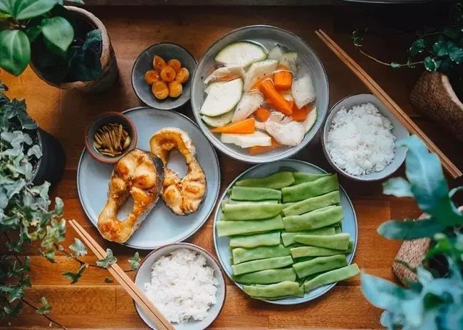 Cá chiên, đỗ luộc và canh nấm rau củ