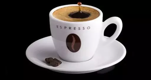 Espresso được pha bằng máy pha cà phê chuyên dụng