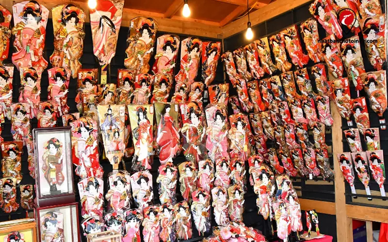 Lễ hội Hagoita-ichi của Chùa Asakusa Kannon ở Tokyo