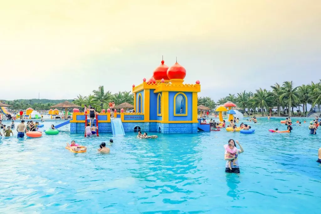 Hồ bơi tạo sóng tại Hòn Dấu Resort