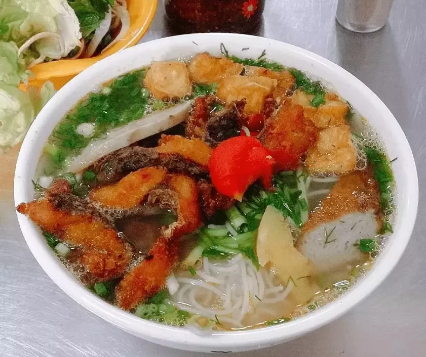 Bún ngan Hà Nội thanh ngọt, kết hợp với rau sống và nhiều loại gia vị tạo nên hương vị tuyệt vời cho món ăn