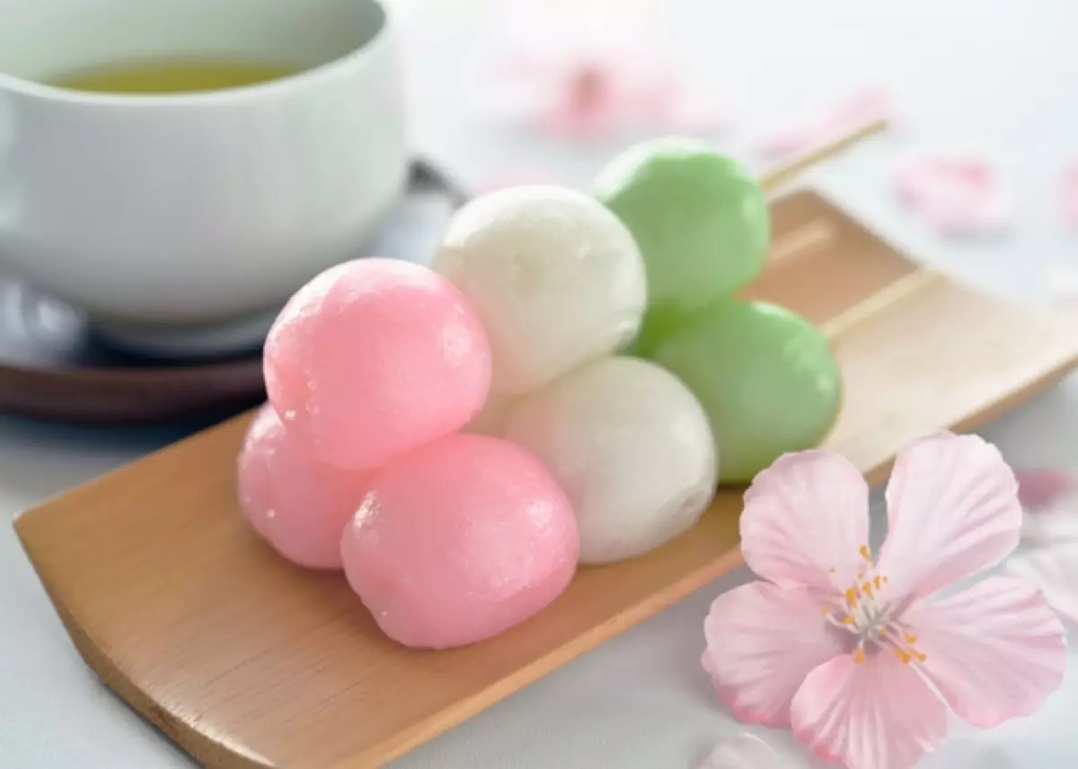 Màu hồng, xanh, trắng của Botchan Dango mô phỏng theo hoa anh đào. Vị ngọt nhẹ nhàng rất dễ thưởng thức.