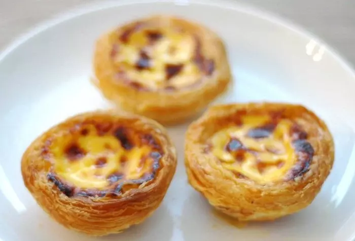 Pastel de Nata của Bồ Đào Nha long lanh như thủy tinh màu chứ không cháy sém như phiên bản thường thấy ở châu Á.