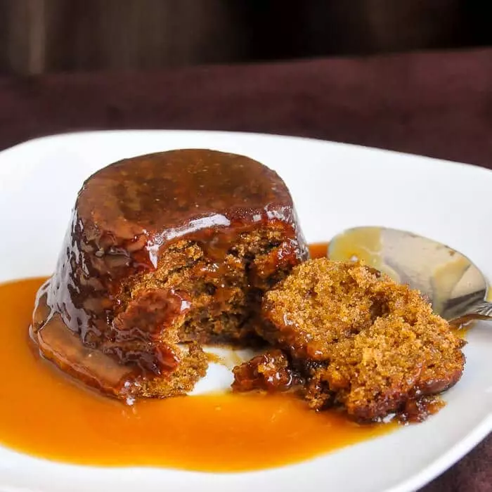 Sticky toffee pudding là món tráng miệng cổ điển và tiêu biểu cho nước Anh.