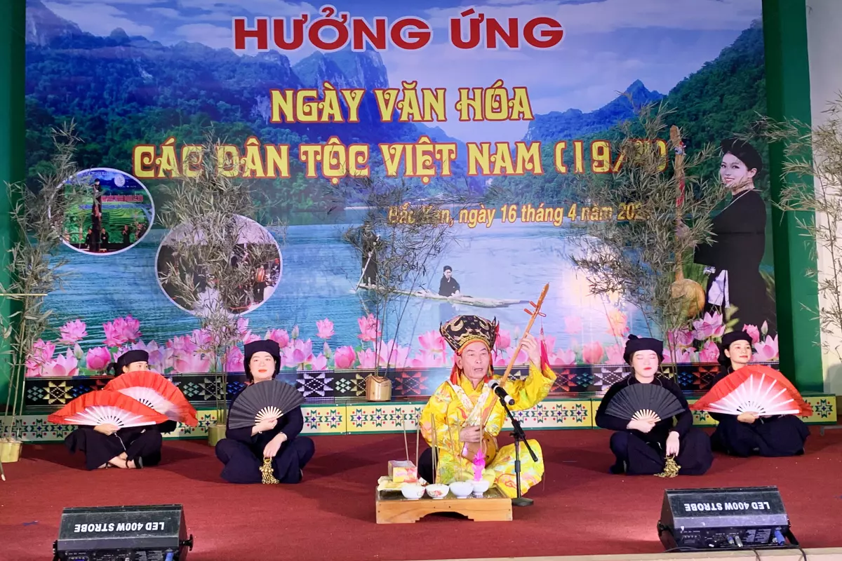 Phần trình diễn nghi lễ then của Đoàn Nghệ thuật quần chúng huyện Bạch Thông