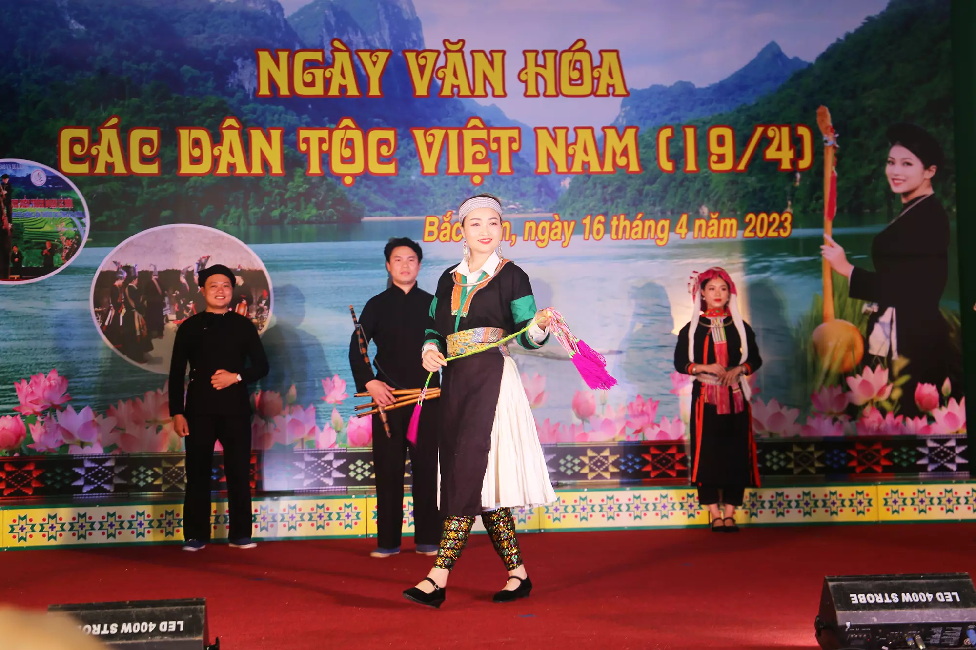 Huyện Pác Nặm mang đến Ngày hội phần trình diễn trang phục dân tộc Mông, Sán Chỉ