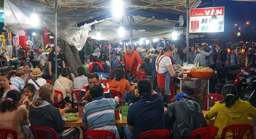 Khu ẩm thực trong chợ đêm Đà Lạt