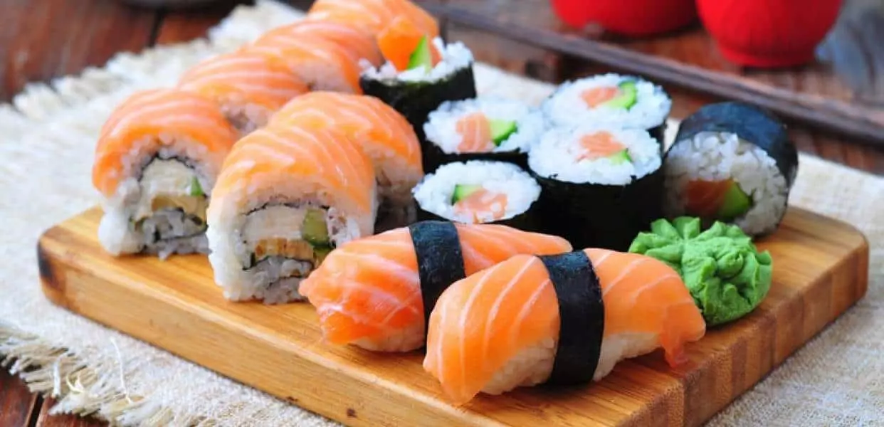Thưởng thức món ăn Sushi nổi tiếng