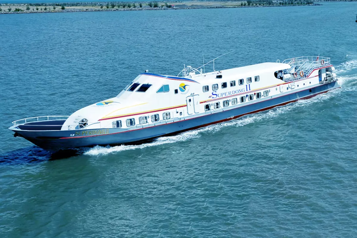 Tàu cao tốc di chuyển ra Phú Quốc cho những ai thích khám phá biển khơi