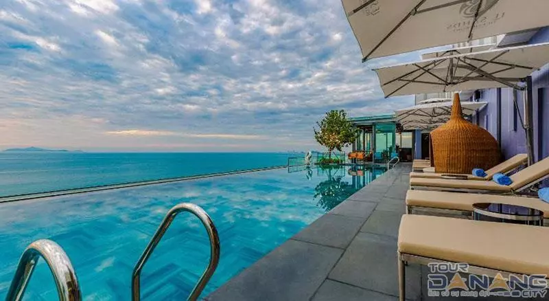 Le Sands Oceanfront Danang Hotel có bể bơi vô cực tuyệt đẹp