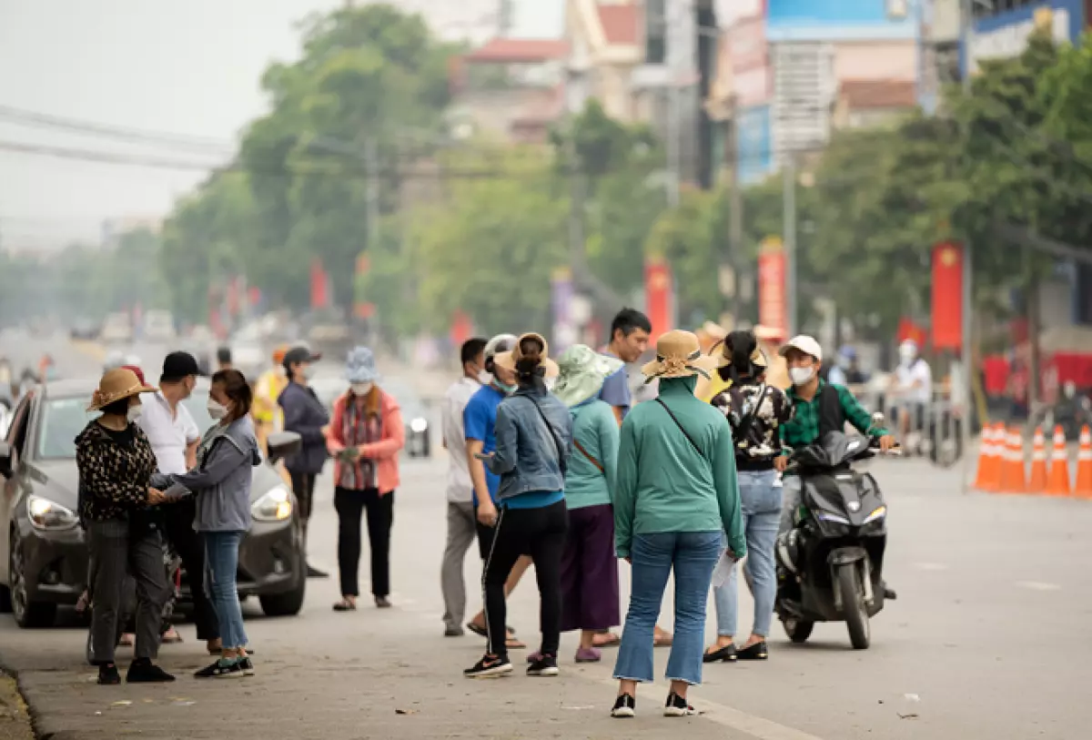 Giới “phe vé” đứng thành từng nhóm mời chào khách bên ngoài sân vận động Việt Trì (tỉnh Phú Thọ) trong trận ra quân của đội tuyển bóng đá nam U23 Việt Nam tại SEA Games 31 ngày 06/5/2022 vừa qua.