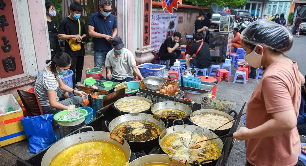 Hàng bắp, khoai nướng vỉa hè quen thuộc tại Hà Nội