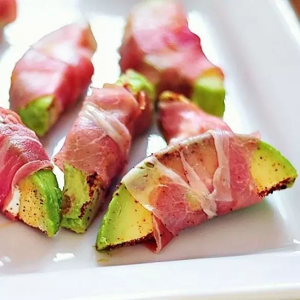 Bơ cuộn thịt giăm bông prosciutto