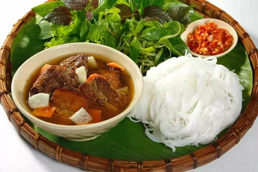 Bún chả là món ăn nổi tiếng của Hà Nội, giúp bữa cơm ngày Tết thêm trọn vị.