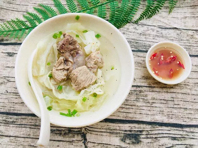 Canh bắp cải hầm xương