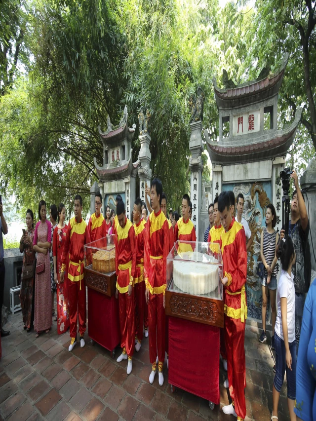  Ngắm cặp bánh Trung thu "khổng lồ" kỷ lục Việt Nam trên phố đi bộ Hồ Gươm